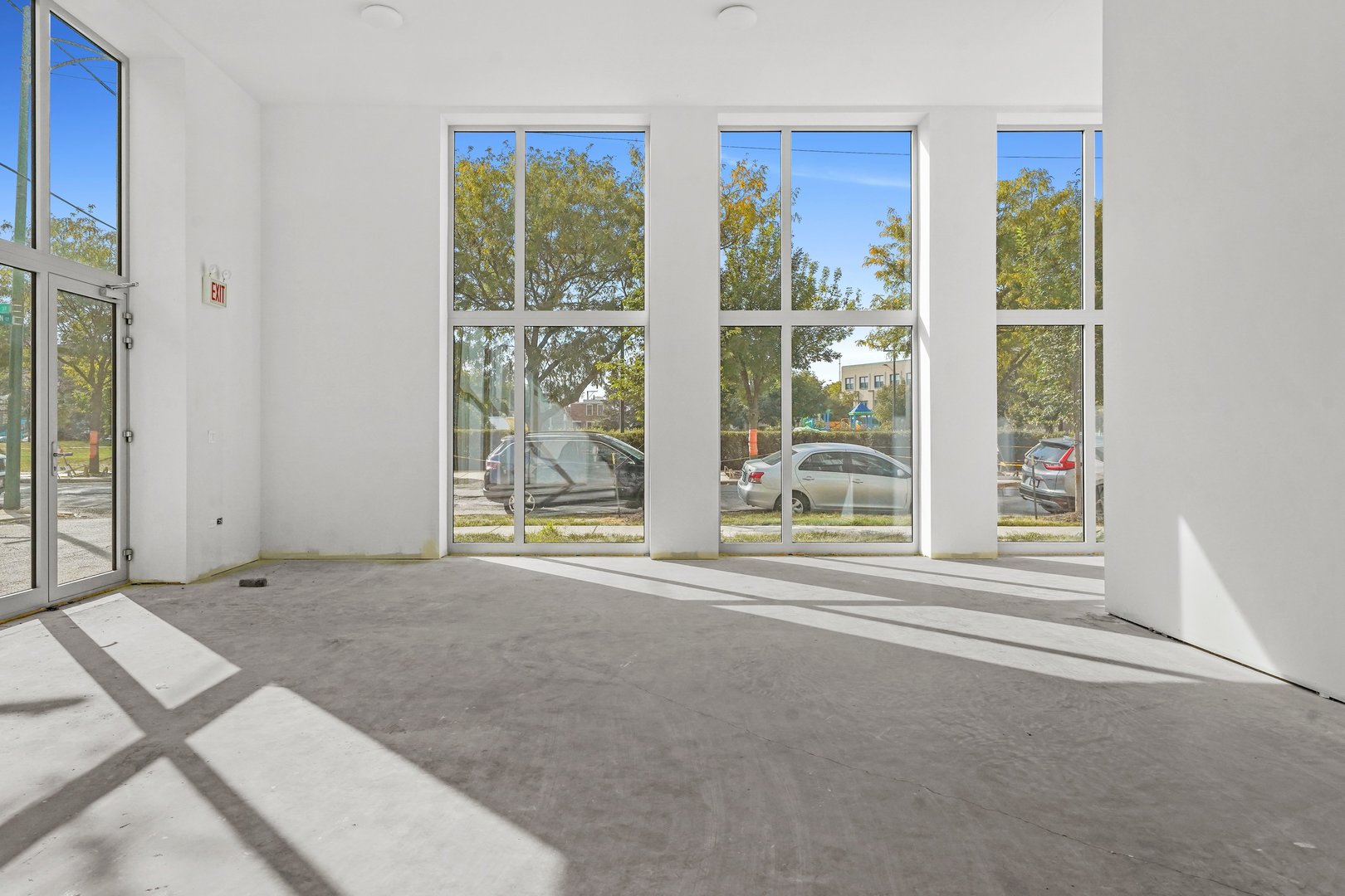 816 West Cullerton Street, Unit 1W Chicago, IL 60608 - Photo 6 of 34 a view of an empty room with a window