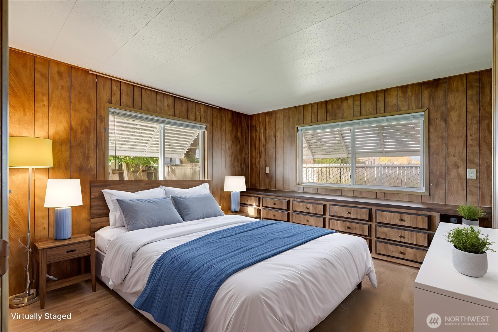 920 Maple Street, Unit 18 Sedro-Woolley, WA 98284 - Photo 24 of 32 a bedroom with a large bed and windows