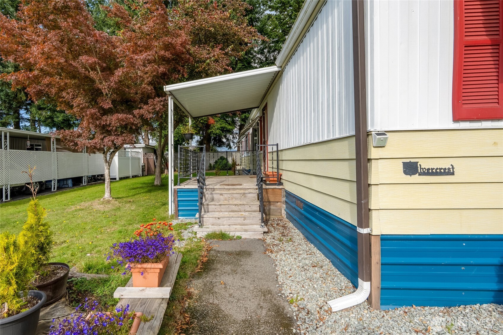 920 Maple Street, Unit 18 Sedro-Woolley, WA 98284 - Photo 6 of 32 a view of a backyard with sitting area