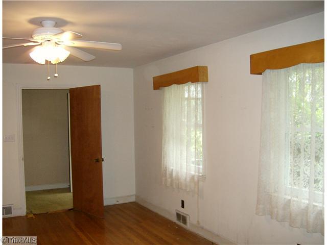 1334 Hunter Road Lexington, NC 27295 - Photo 6 of 8 Living Room.