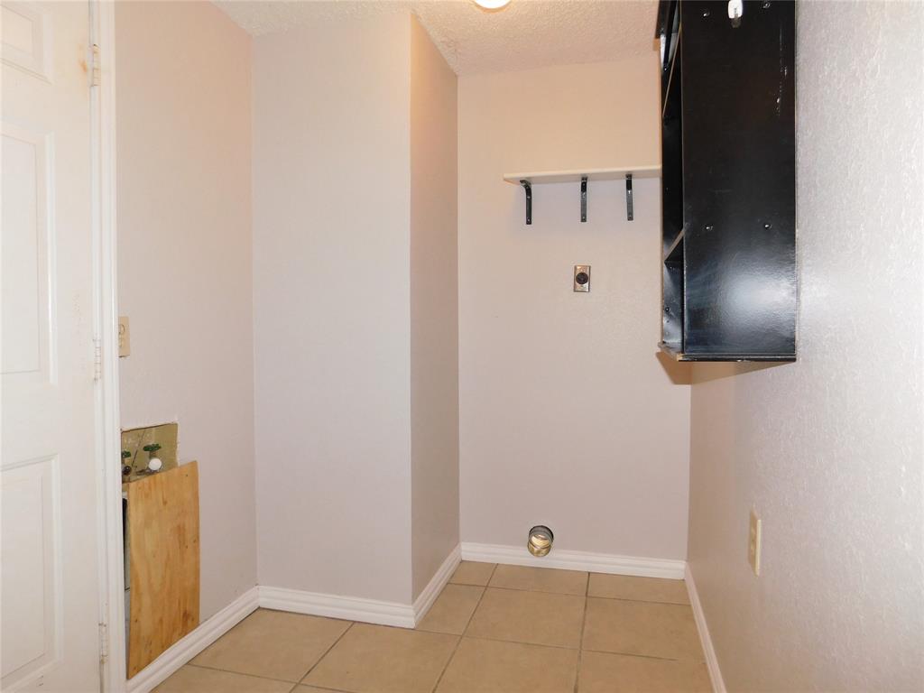 714 North Ruddell Street Denton, TX 76209 - Photo 16 of 20 a bathroom with a bathtub