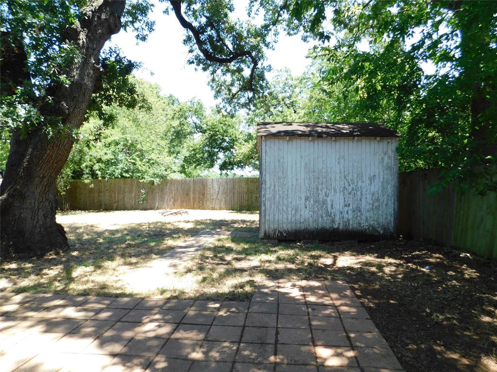 714 North Ruddell Street Denton, TX 76209 - Photo 18 of 20 a view of a yard with a tree