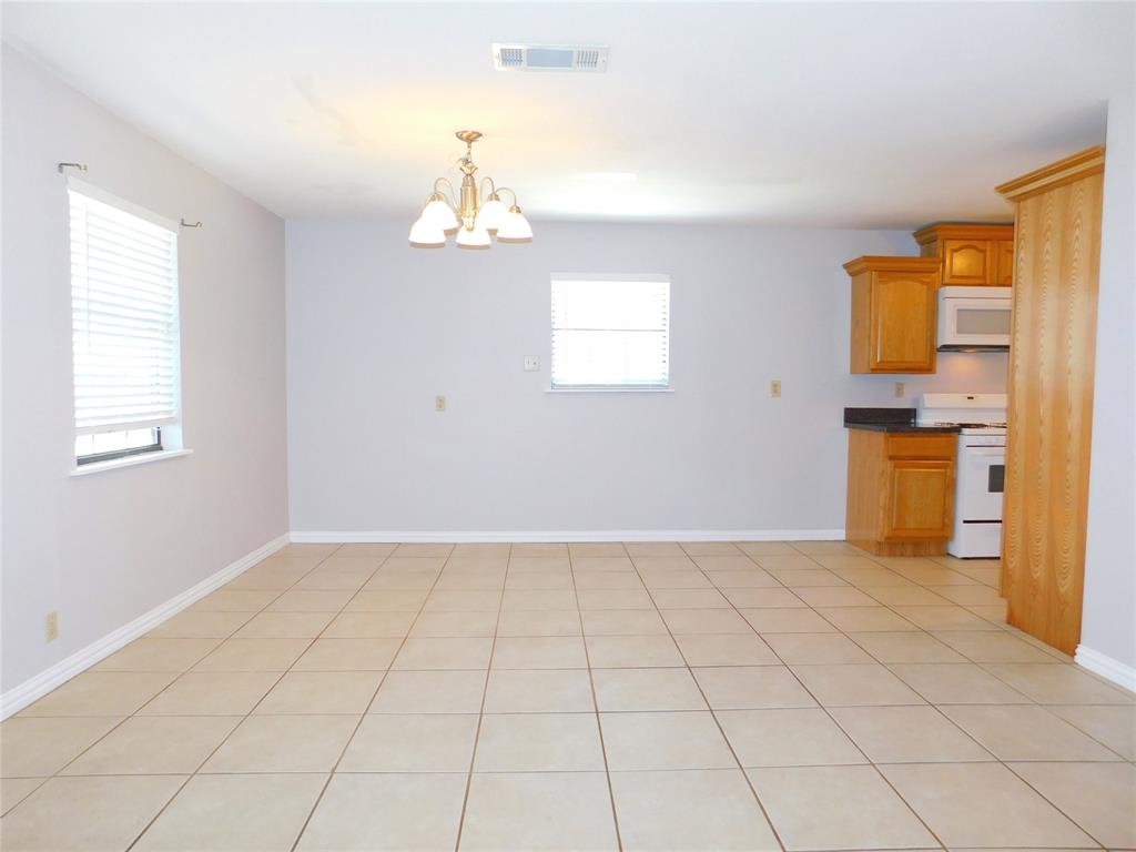 714 North Ruddell Street Denton, TX 76209 - Photo 4 of 20 an empty room with windows