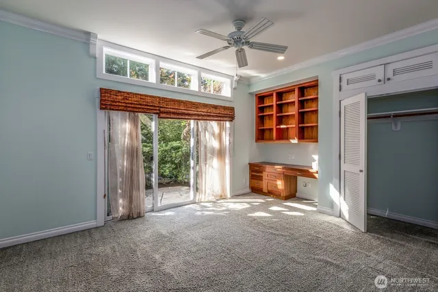a view of livingroom with furniture