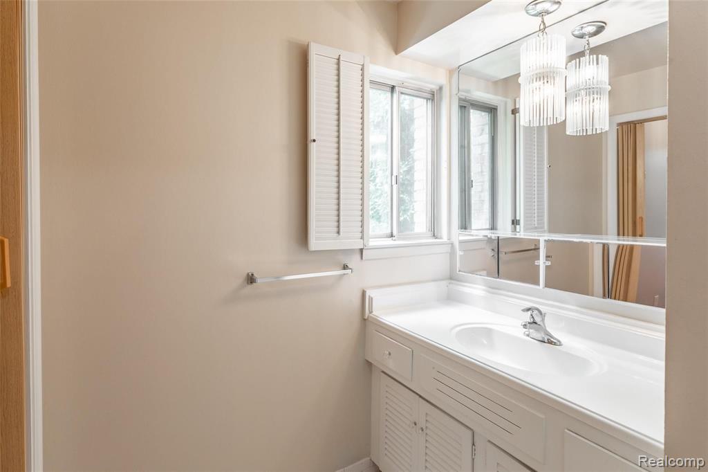 4041 West Maple Road, Unit 104 Bloomfield Hills, MI 48301 - Photo 19 of 25