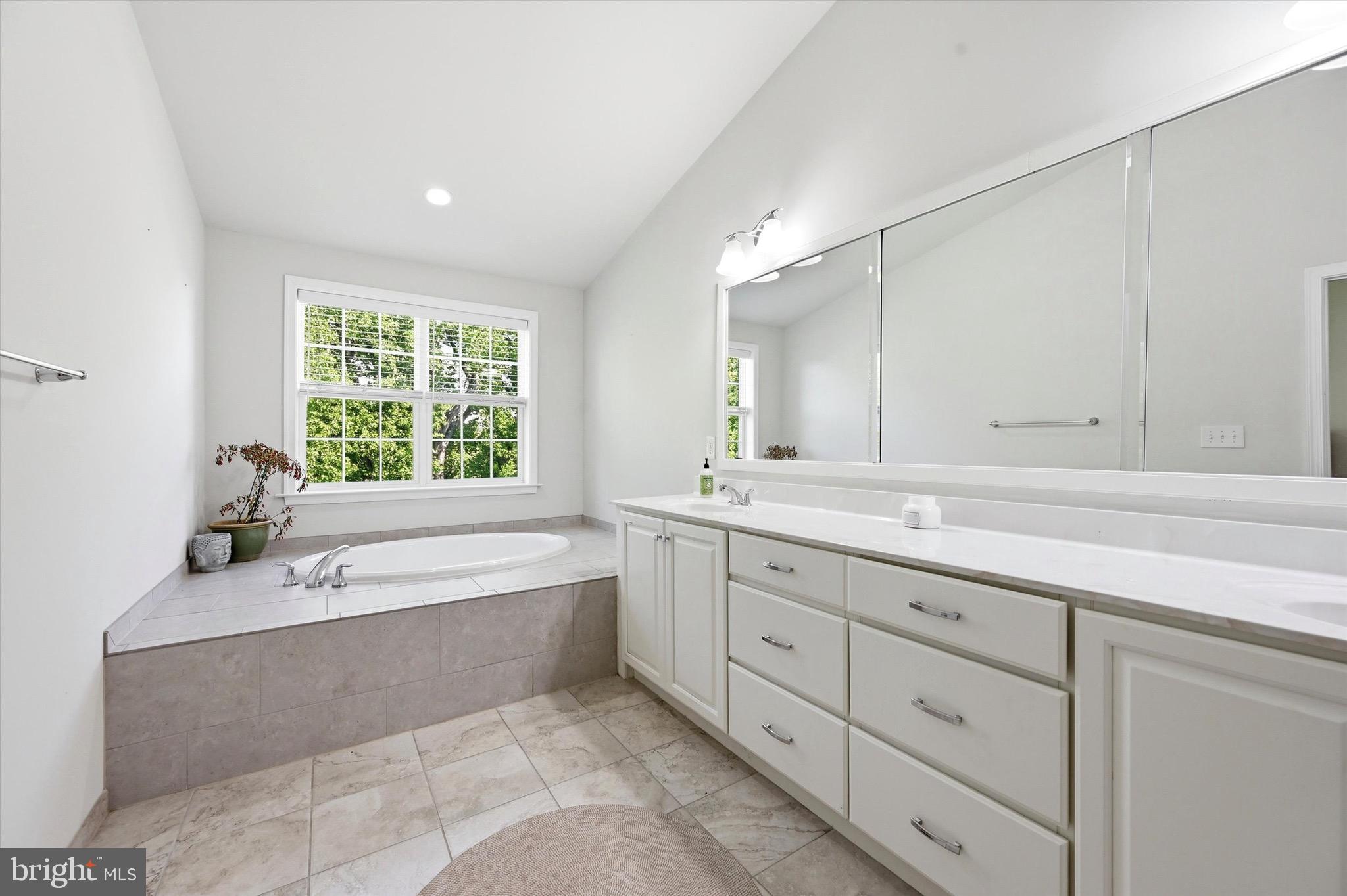 211 Corvus Circle, Unit 128 Springfield, PA 19064 - Photo 14 of 28 master bathroom