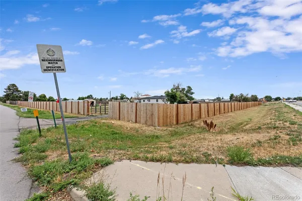 a view of a back yard
