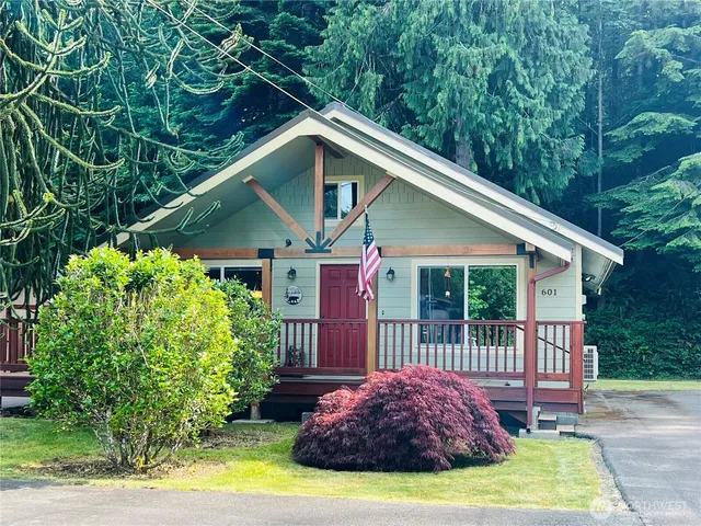 a view of a house with porch and garden