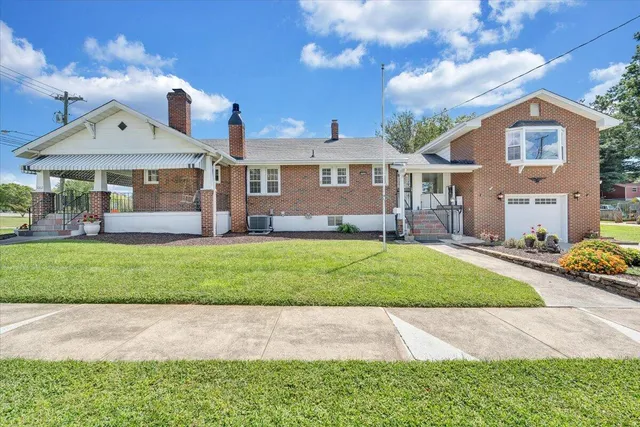 $449,999 | 1002 Roanoke Boulevard, Salem, VA 24153