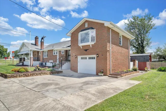 $449,999 | 1002 Roanoke Boulevard, Salem, VA 24153