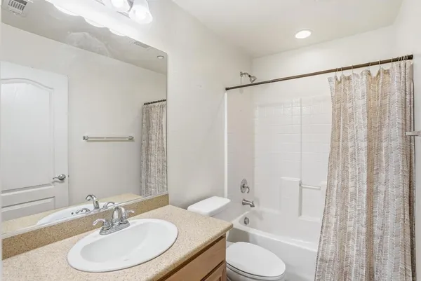 $3,985 | 16913 New Rochelle Way, Unit 83, San Diego, CA 92127