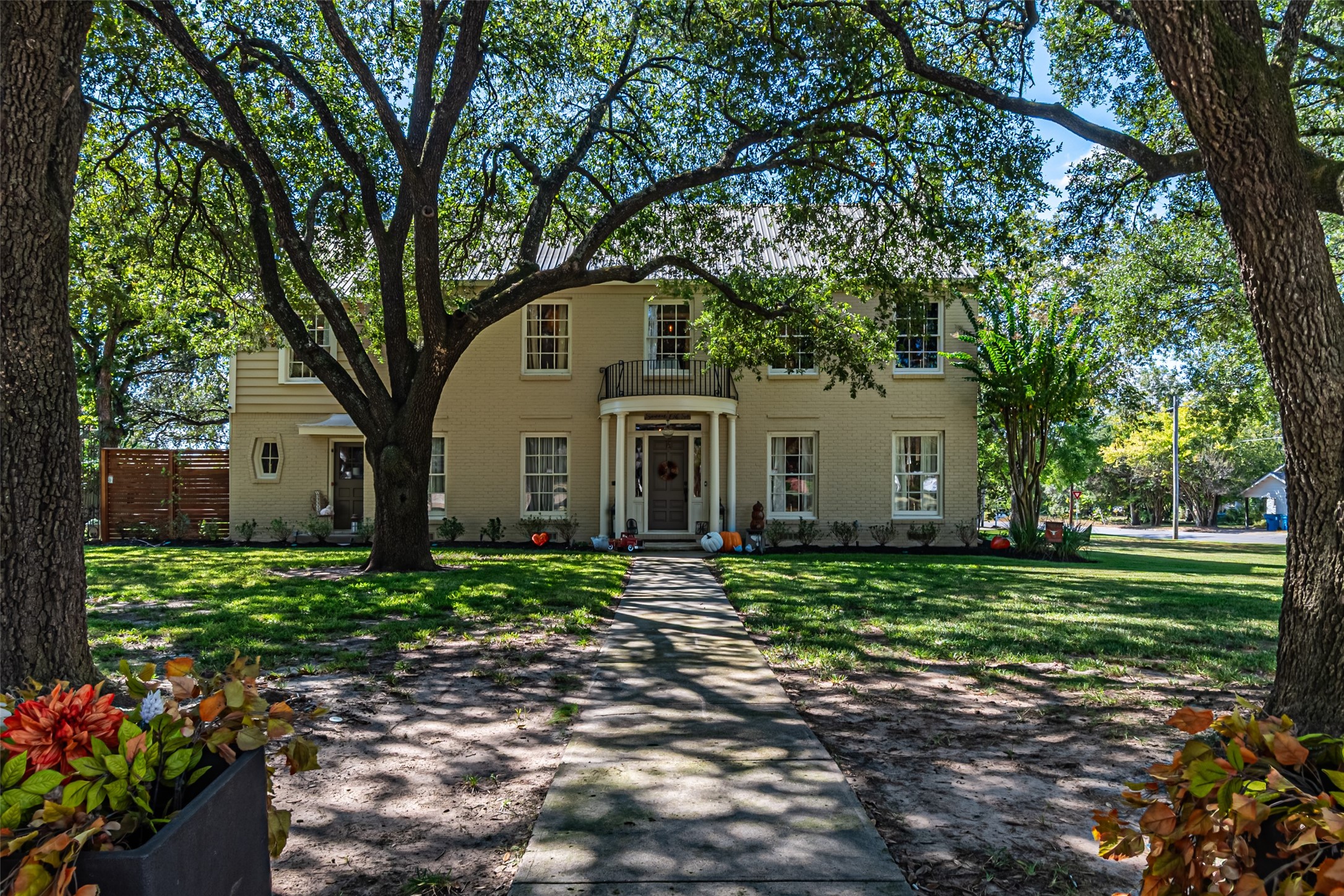 706 Church Street Navasota, TX 77868 - Photo 2 of 50 a front view of a house with a garden