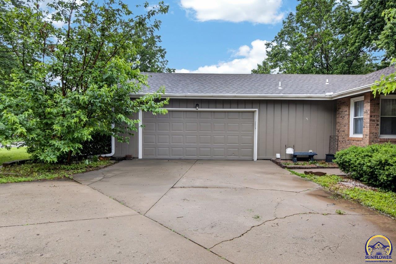 2921 Southwest Lincolnshire Road Topeka, KS 66614 - Photo 4 of 30