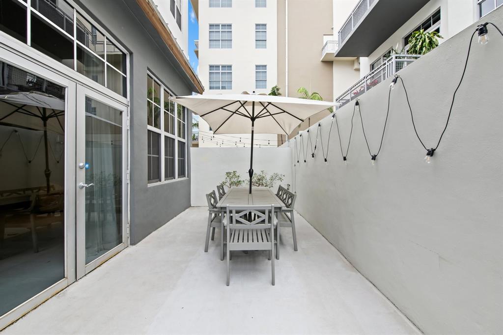 425 North Andrews Avenue, Unit 206 Fort Lauderdale, FL 33301 - Photo 7 of 17 a roof deck with table and chairs