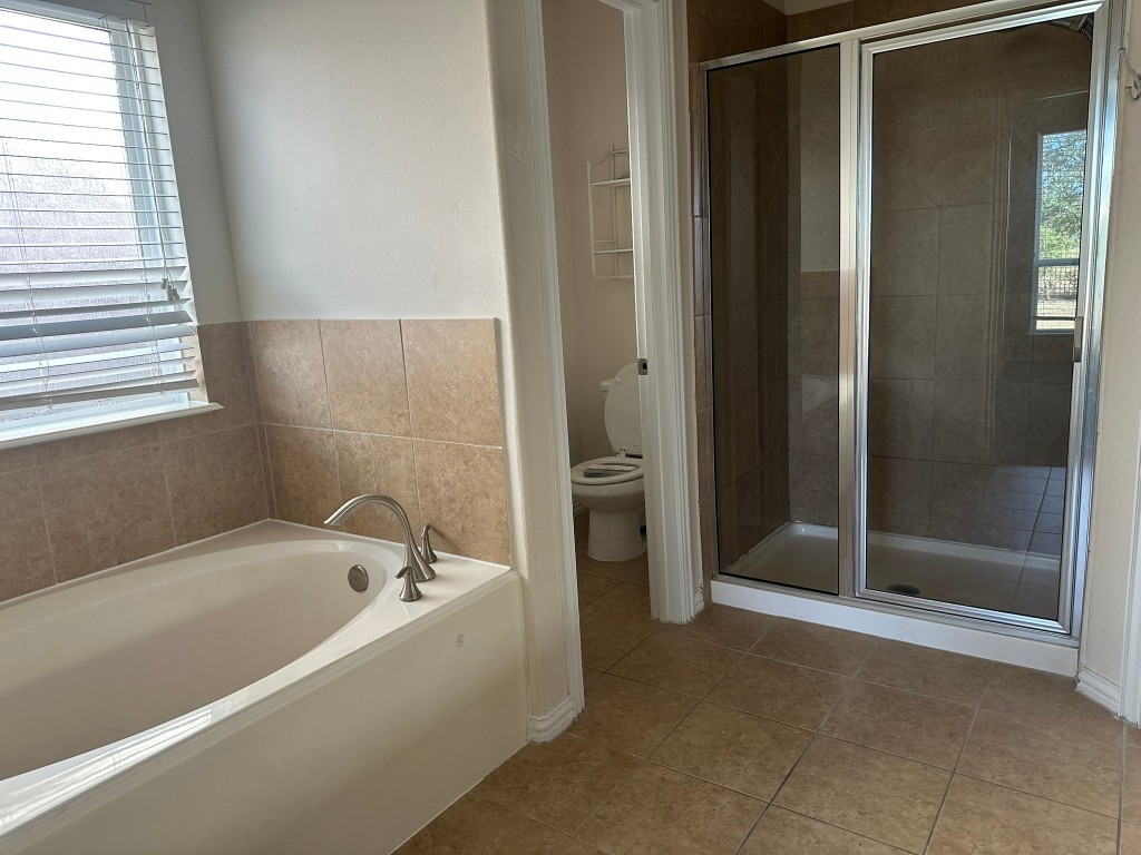 9914 Channel Set Way Rosharon, TX 77583 - Photo 11 of 24 a bathroom with a bathtub and shower