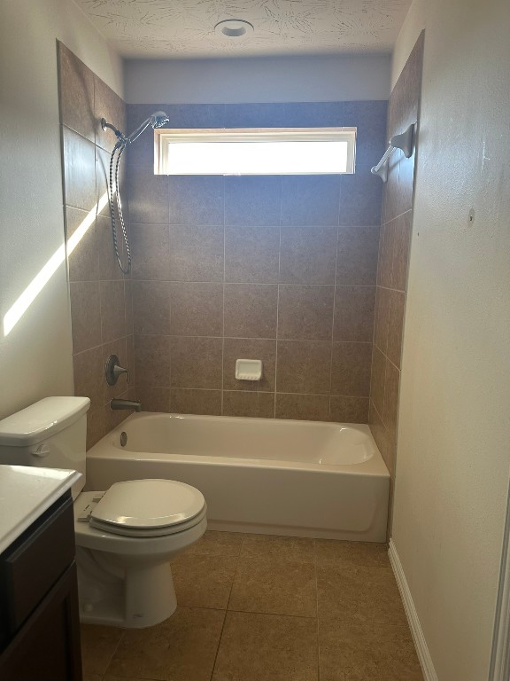 9914 Channel Set Way Rosharon, TX 77583 - Photo 15 of 24 a white toilet sitting next to a bathtub