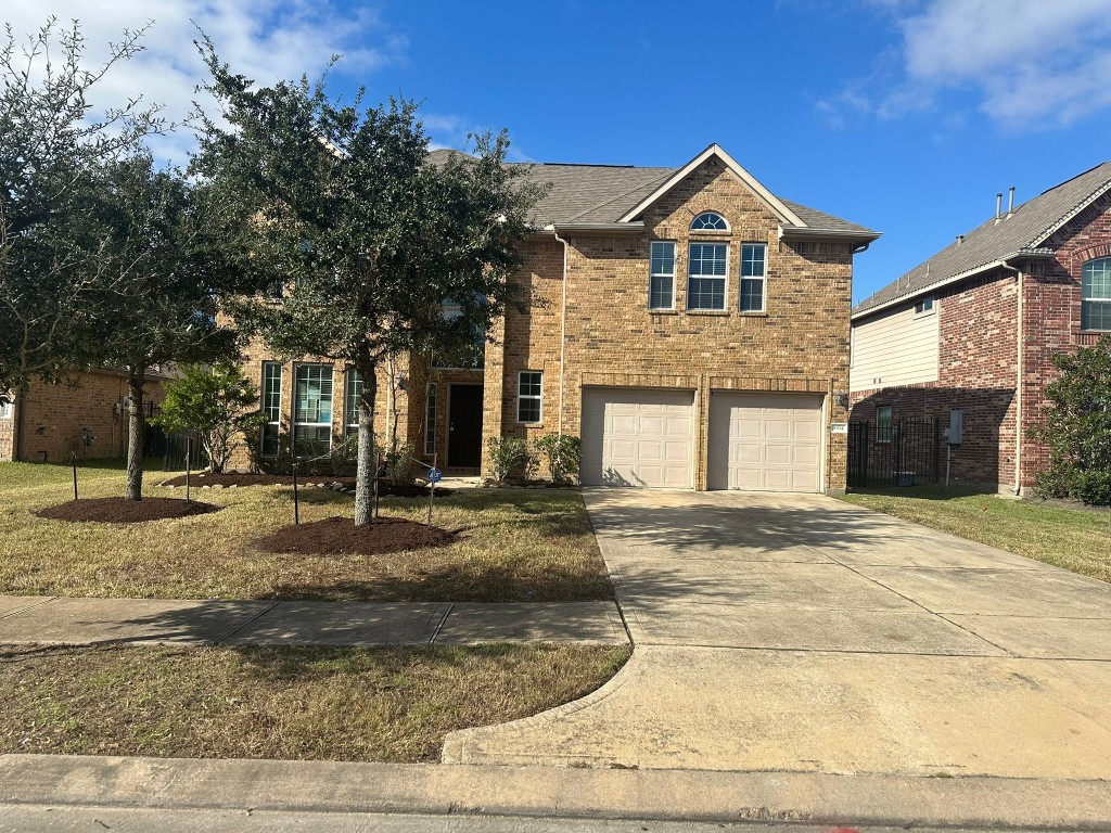 9914 Channel Set Way Rosharon, TX 77583 - Photo 2 of 24 a front view of a house with a yard