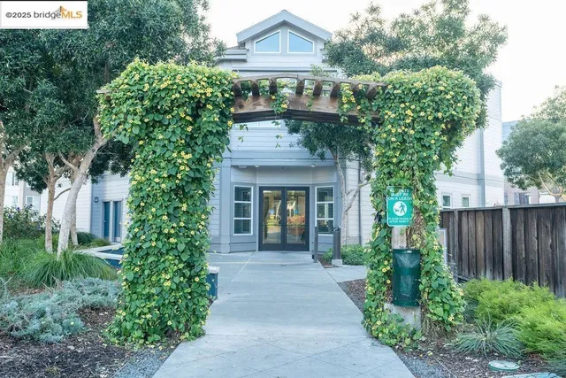 $525,000 | 6400 Christie Avenue, Unit 3213, Emeryville, CA 94608