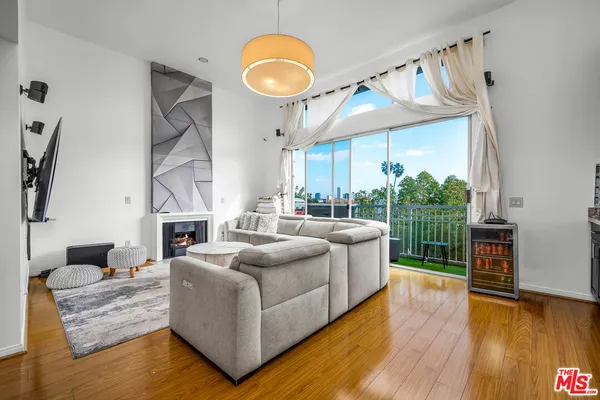 $3,395 | 1481 South Shenandoah Street, Unit 102, Los Angeles, CA 90035