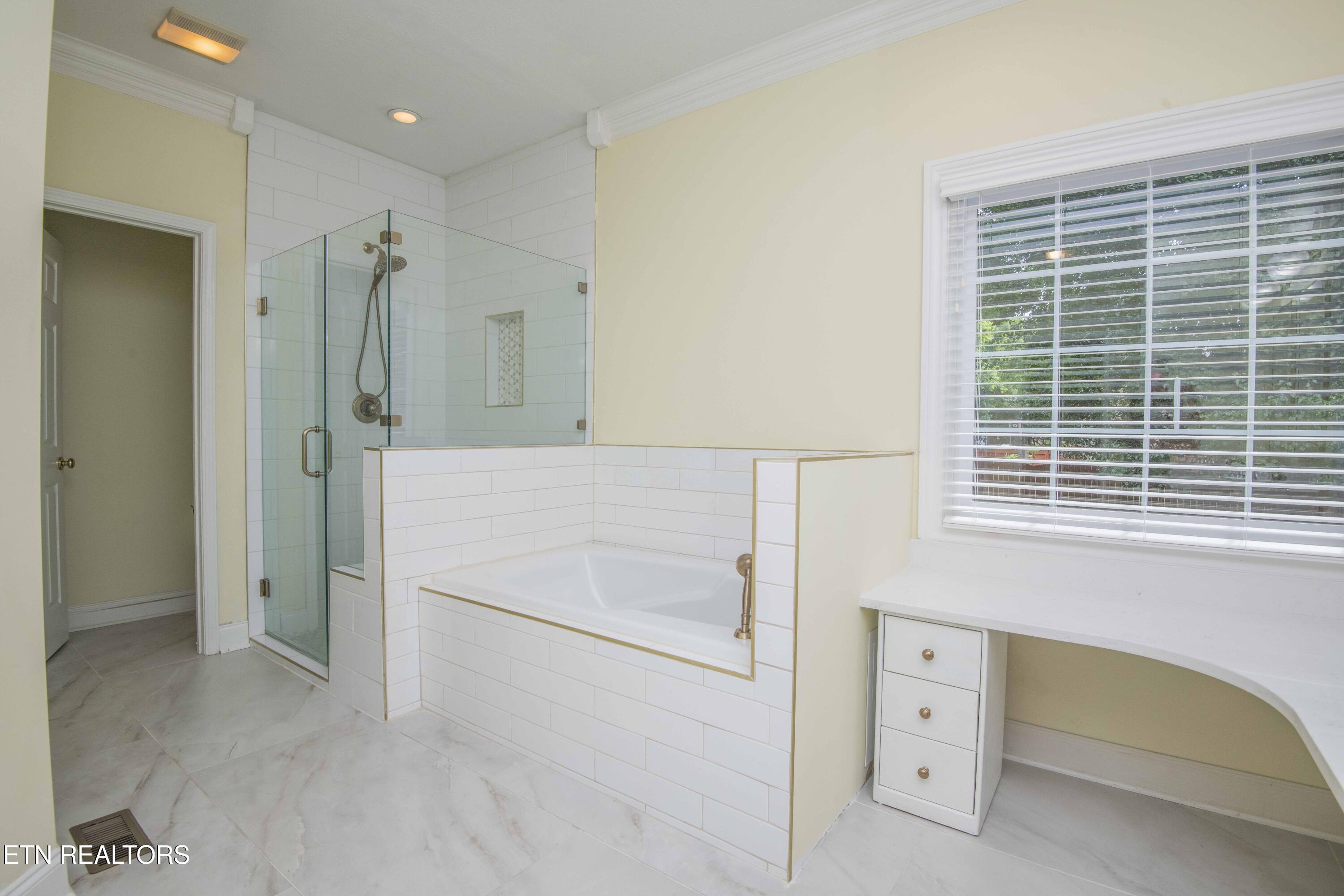 552 Windham Hill Road Knoxville, TN 37934 - Photo 41 of 60 Primary bath2_1