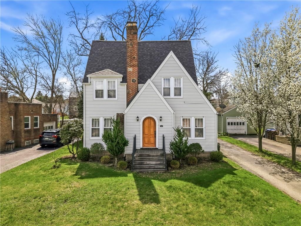a view of a yard in front of a house