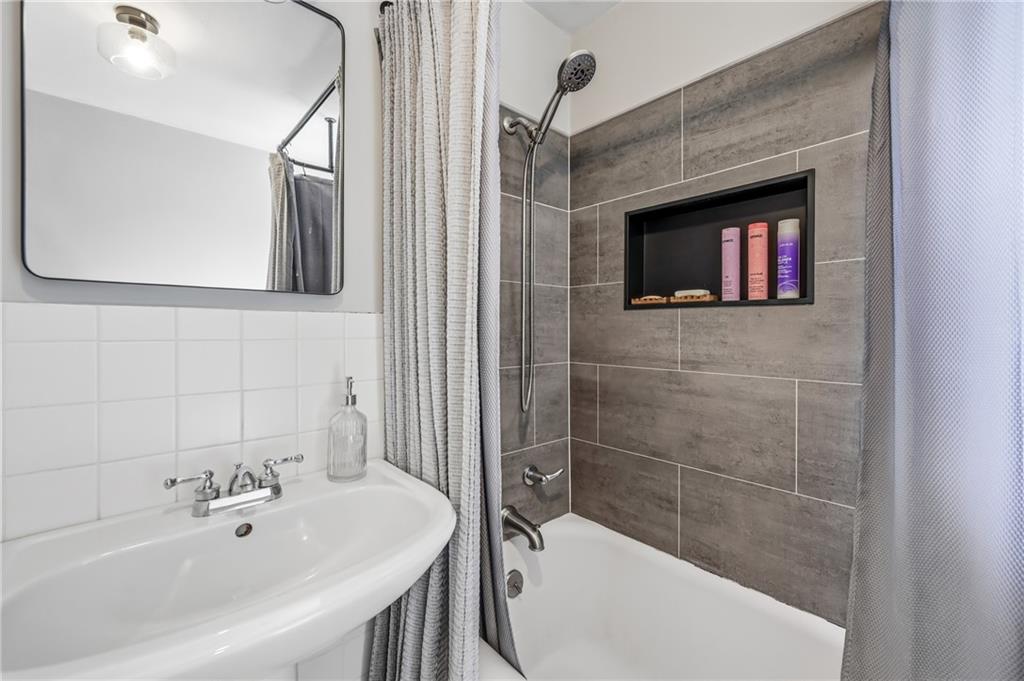 1034 Myrtle Place Sharon, PA 16146 - Photo 17 of 31 a bathroom with a bathtub and a sink