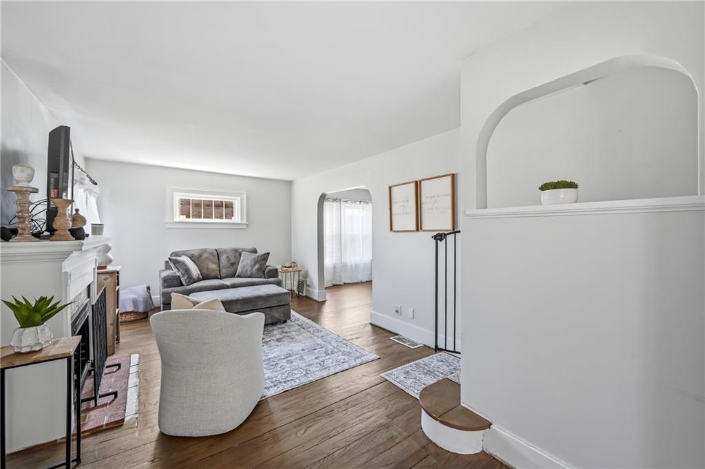 1034 Myrtle Place Sharon, PA 16146 - Photo 5 of 31 a living room with furniture and wooden floor