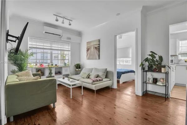 $2,500 | 830 10th Street, Unit 1, Miami Beach, FL 33139
