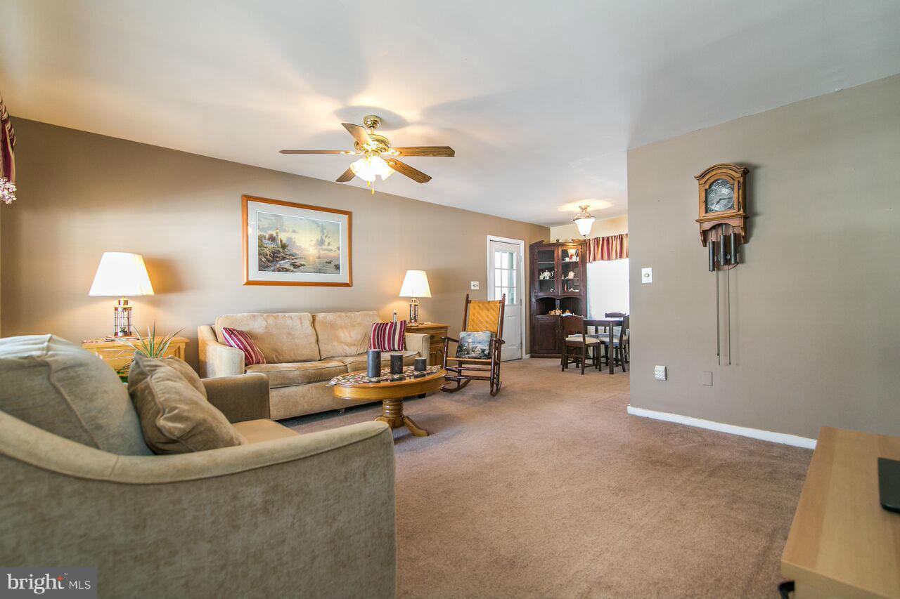 8111 Russell Road Alexandria, VA 22309 - Photo 4 of 18 Living Room