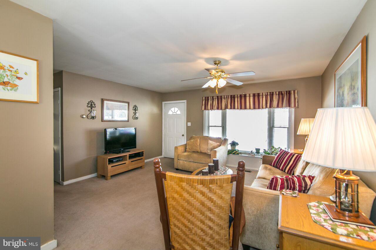 8111 Russell Road Alexandria, VA 22309 - Photo 5 of 18 Living Room