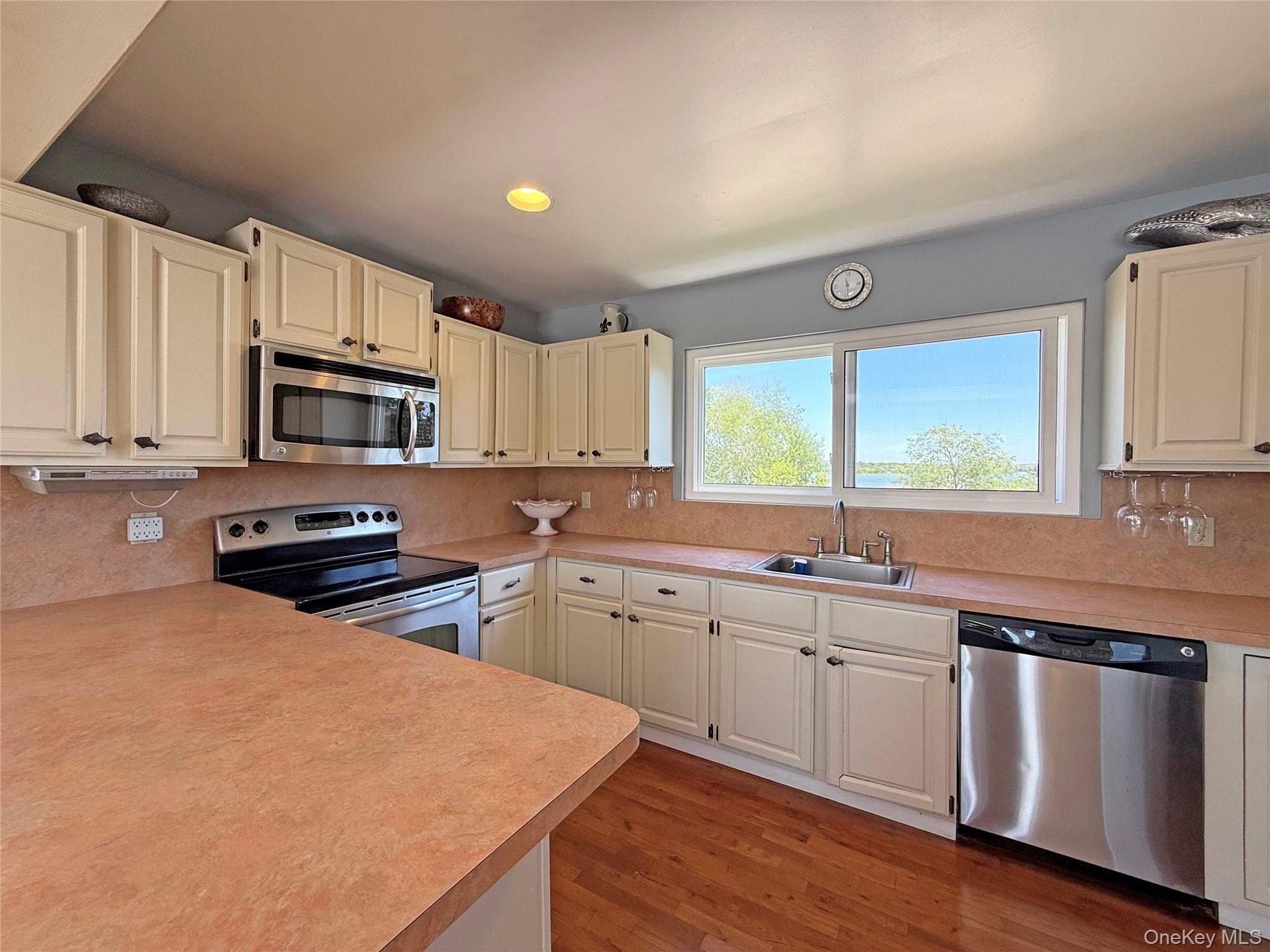 19 Cold Spring Court Southampton, NY 11968 - Photo 10 of 28
