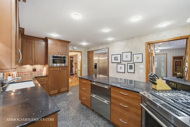 $725,000 | 12 Highgate Court, St. Charles, IL 60174