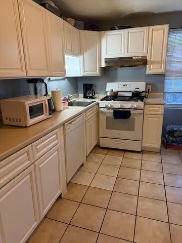 $3,400 | 63 Canton Street, Unit 1, Stoughton, MA 02072