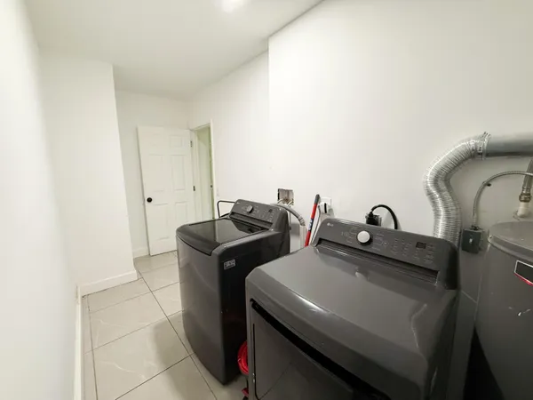 $3,290 | 2823 Polk Street, Hollywood, FL 33020