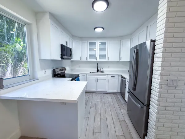 $3,290 | 2823 Polk Street, Hollywood, FL 33020