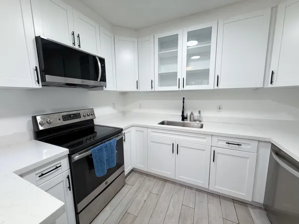 $3,290 | 2823 Polk Street, Hollywood, FL 33020