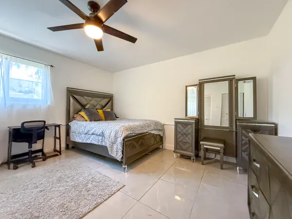 $3,290 | 2823 Polk Street, Hollywood, FL 33020