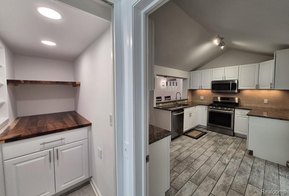 7377 Cooley Lake Road West Bloomfield, MI 48324 - Photo 24 of 59