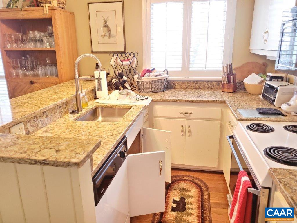 439 3 Ridges Roseland, VA 22967 - Photo 8 of 25 a kitchen with a stove a sink and a refrigerator