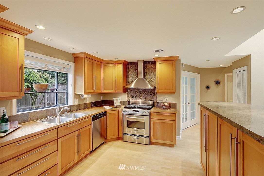 6916 176th Street Southwest Edmonds, WA 98026 - Photo 4 of 18 Gallery Image 4