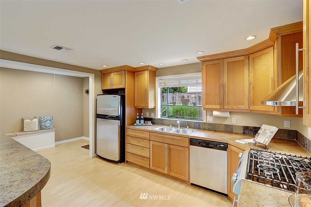 6916 176th Street Southwest Edmonds, WA 98026 - Photo 5 of 18 Gallery Image 5