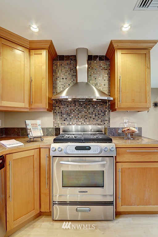 6916 176th Street Southwest Edmonds, WA 98026 - Photo 6 of 18 Gallery Image 6