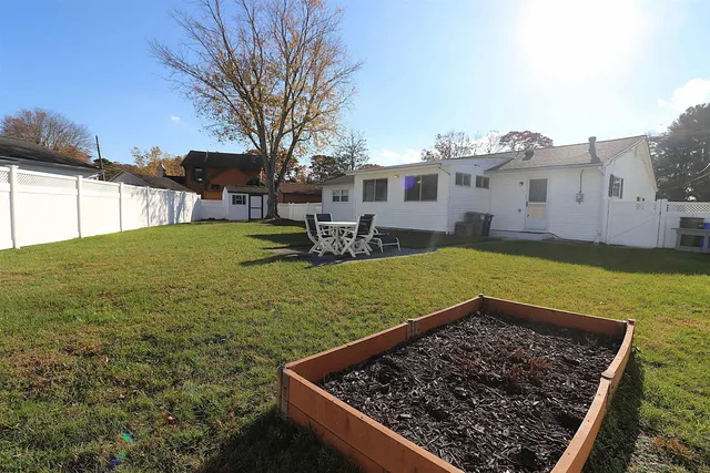 a view of a yard in front of the house