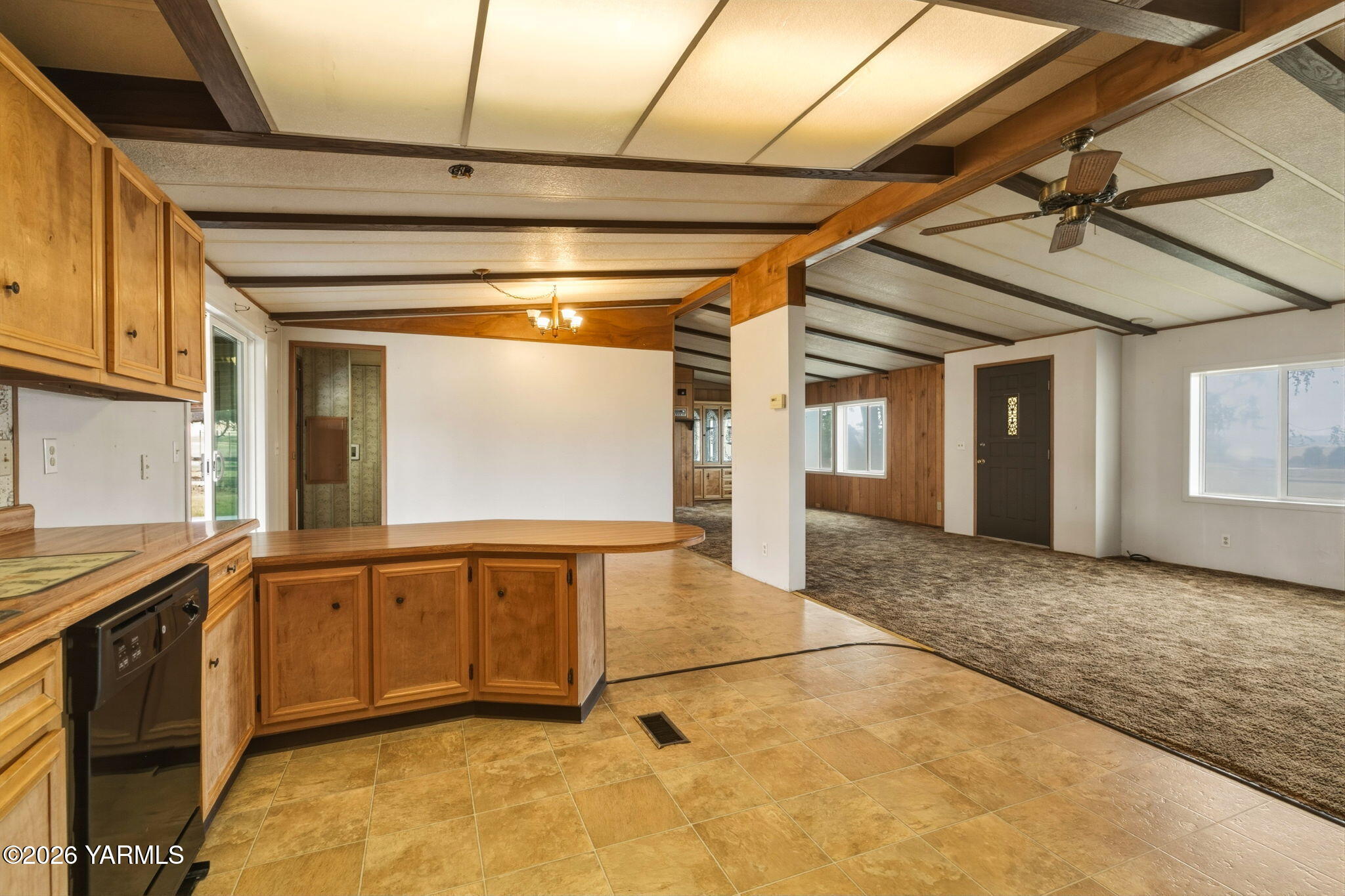 171 Gopher Road Selah, WA 98942 - Photo 4 of 24 a view of an entryway of the house