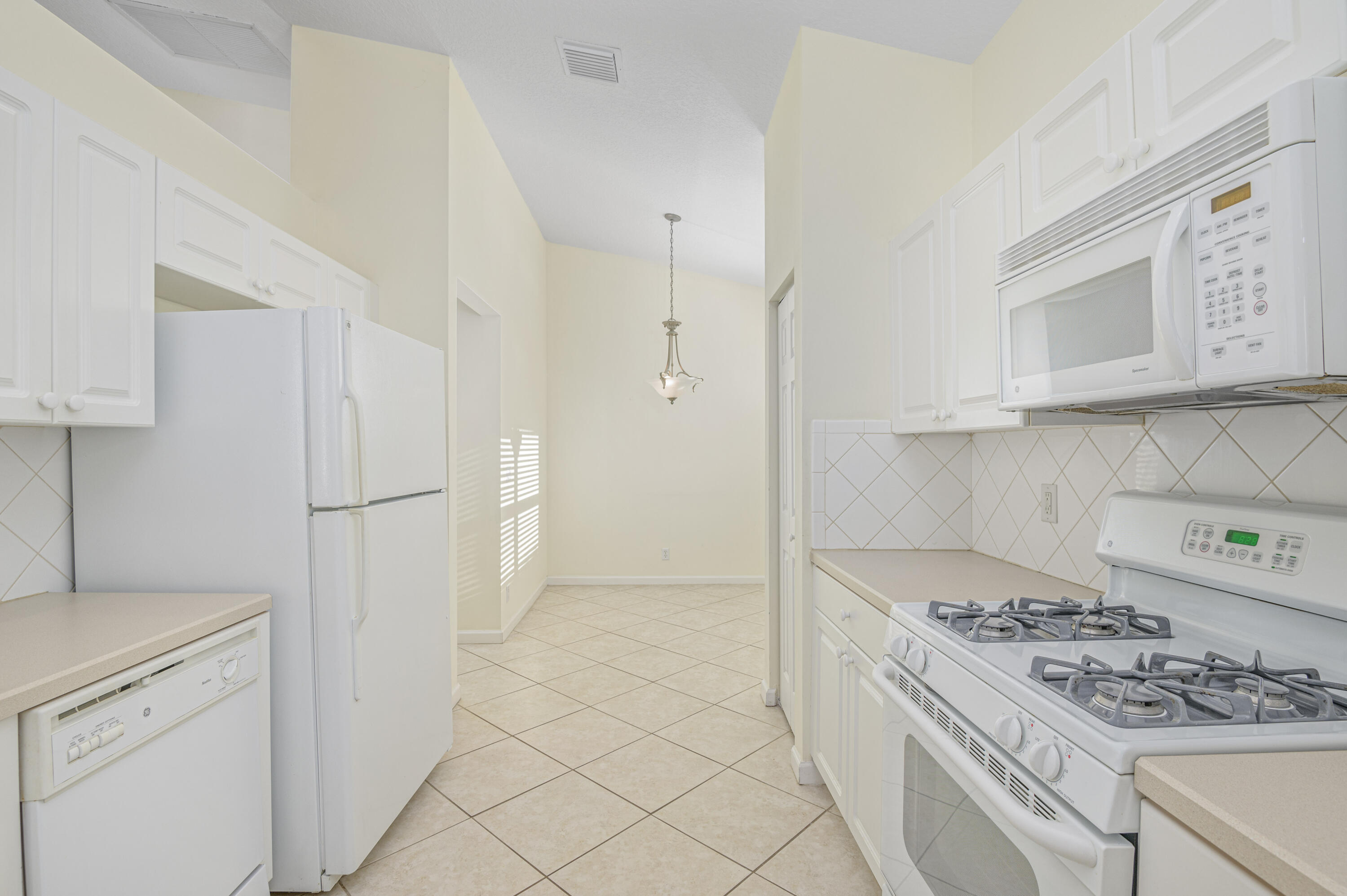 325 Springview Loop Port St. Lucie, FL 34986 - Photo 7 of 62 Kitchen