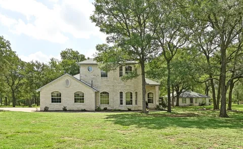 a view of a house with backyard