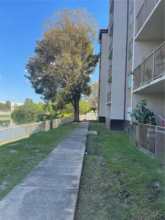 a view of a back yard