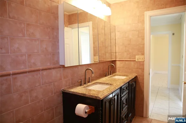 $3,200 | 2 Harvey Avenue, Unit A, Rochelle Park, NJ 07662