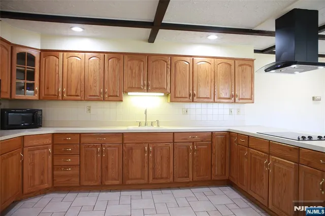 $3,200 | 2 Harvey Avenue, Unit A, Rochelle Park, NJ 07662