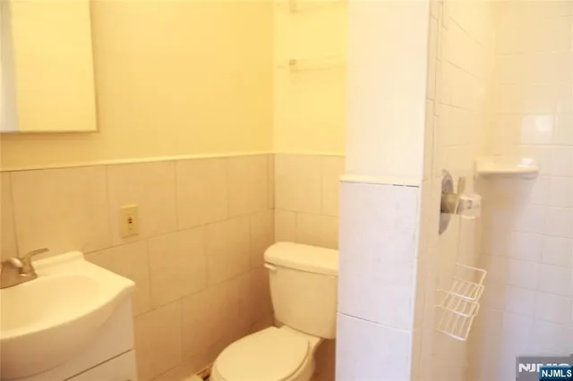 $3,200 | 2 Harvey Avenue, Unit A, Rochelle Park, NJ 07662